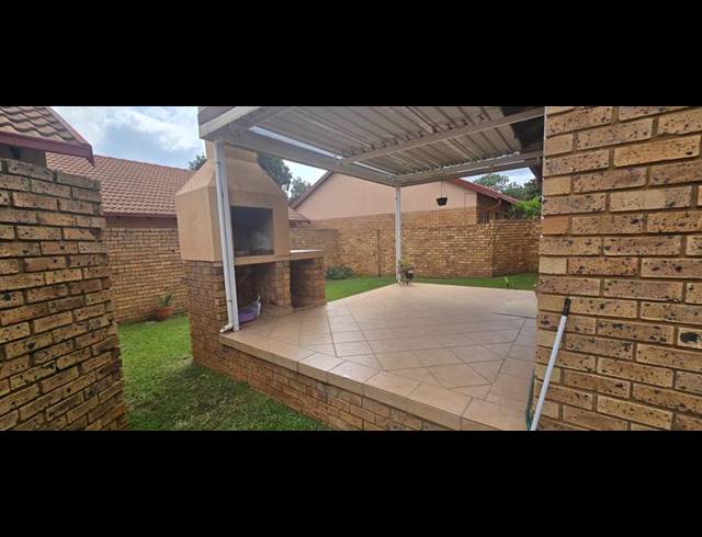 2 BEDROOM TOWNHOUSE FOR SALE IN MAGALIESKRUIN